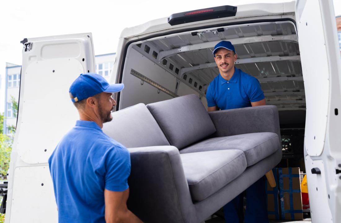 utovar-stvari-u-kombi-za-selidbe